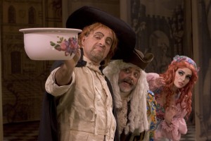 Marcos Breda, Mario Borges e Claudia Ohana em "O Médico Saltador" (de Molière), uma das quatro peças do espetáculo "Farsa". Direção: Luiz Arthur Nunes; 2007