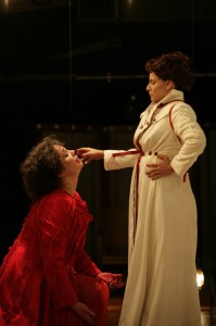 Maria Stuart (Isabel Teixeira) e Elizabeth I (Georgette Fadel) duelam em peça