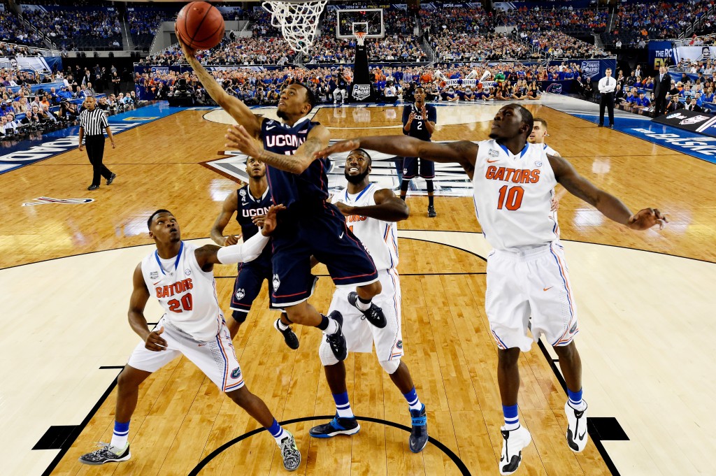 Shabazz Napier sobe para a cesta em ataque de Connecticut (Foto: Getty Images)