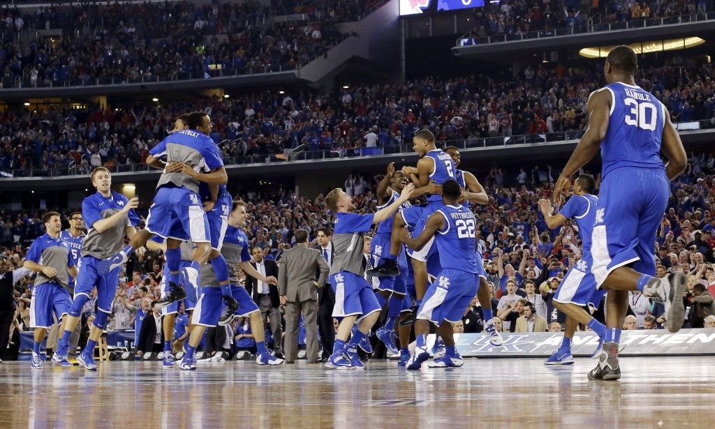 Jogadores de Kentucky comemoram vitória em jogo decidido no fim (Foto: AP)