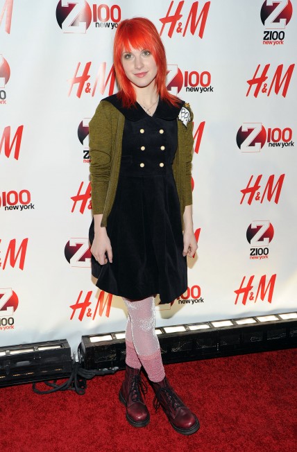62774945 Hayley Williams, vocalista do Paramore, de coturnos Dr. Martens