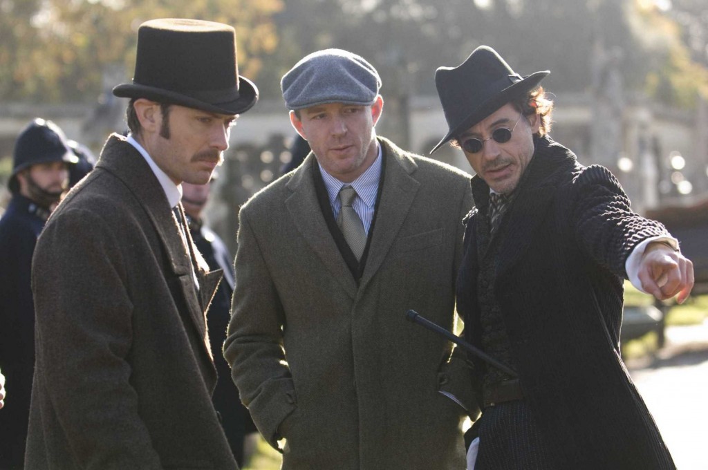 Guy Ritchie entre Jude Law e Robert Downey Jr.: maneirismos do cinema independente a serviço de blockbusters (Foto: Divulgação)