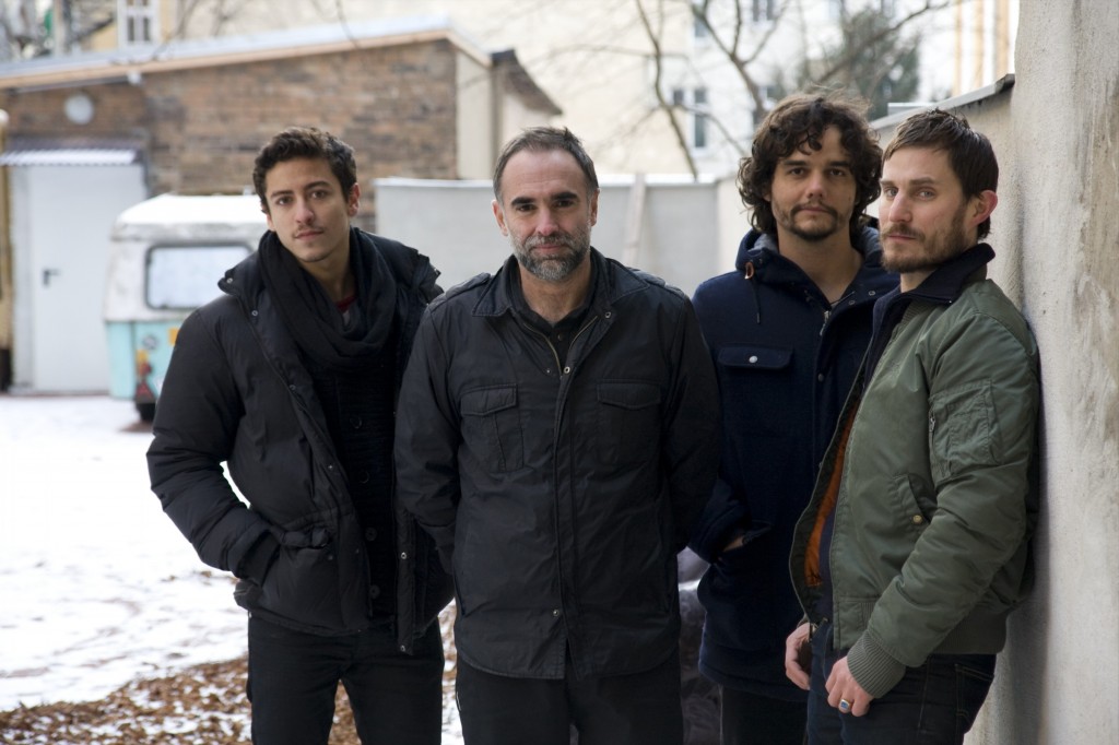 O diretor Karim Aïnouz e os protagonistas de seu filme (Foto: divulgação)
