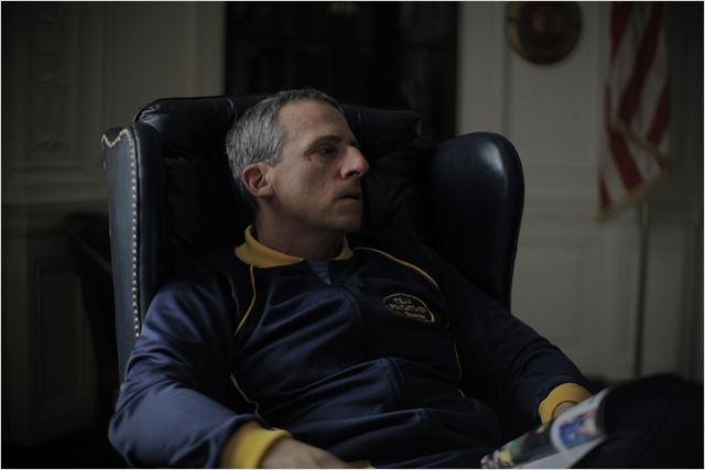 Steve Carell com uma prótese no nariz e um semblante entristecido é nome cotado para o próximo Oscar (Foto: divulgação)