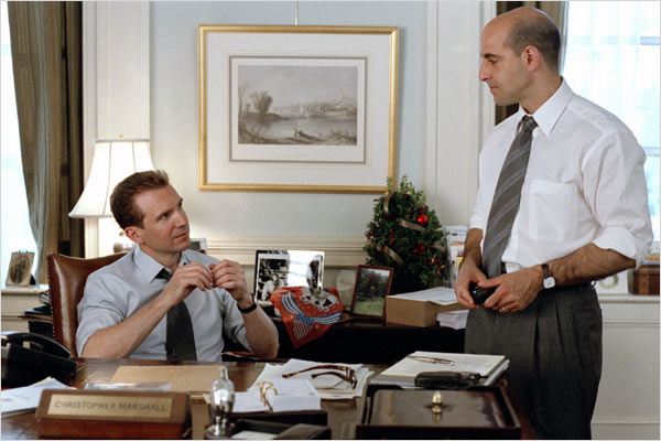 Stanley Tucci e Ralph Fiennes já contracenaram na comédia romântica "Encontro de amor", com Jennifer Lopez (Foto: divulgação)