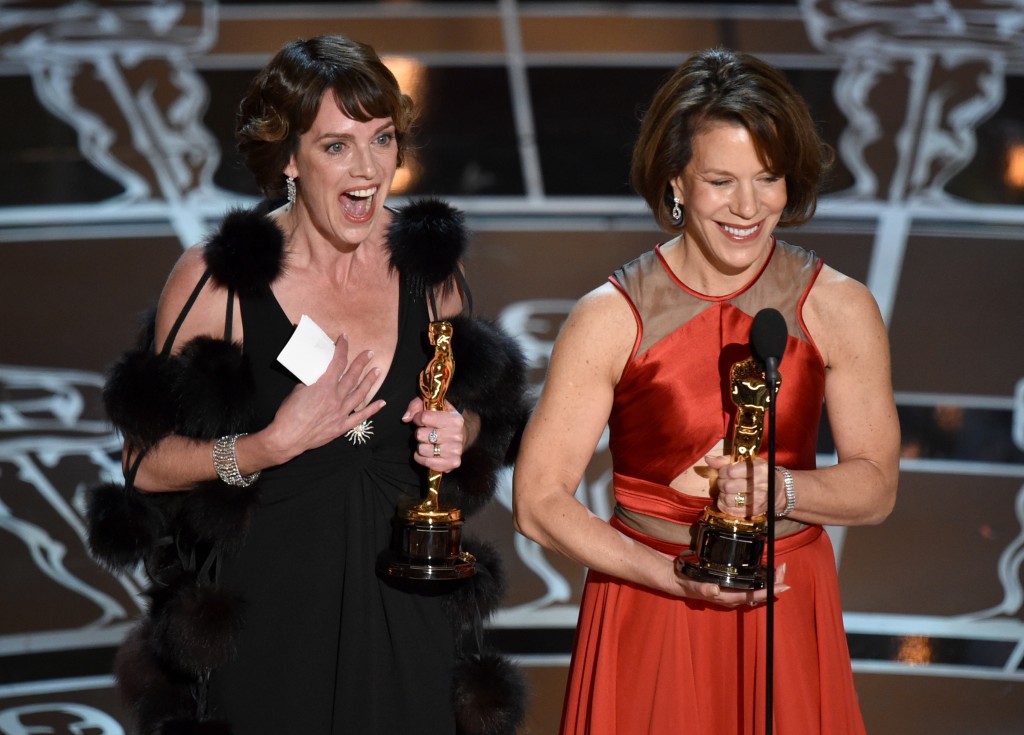 O triunfo de Dana Perry e Ellen Goosenberg Kent na categoria de documentário em curta-metragem (Foto: AP)