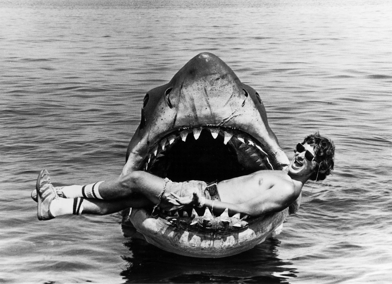 Spielberg em icônico registro feito no set de "Tubarão": filme que revolucionou a indústria de cinema americano