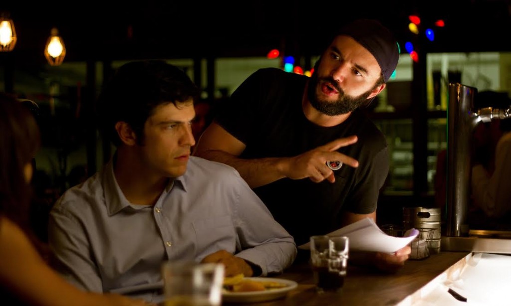 Mateus Solano recebe orientações do diretor de "Talvez uma História de Amor", Rodrigo Bernardo (Foto: divulgação)