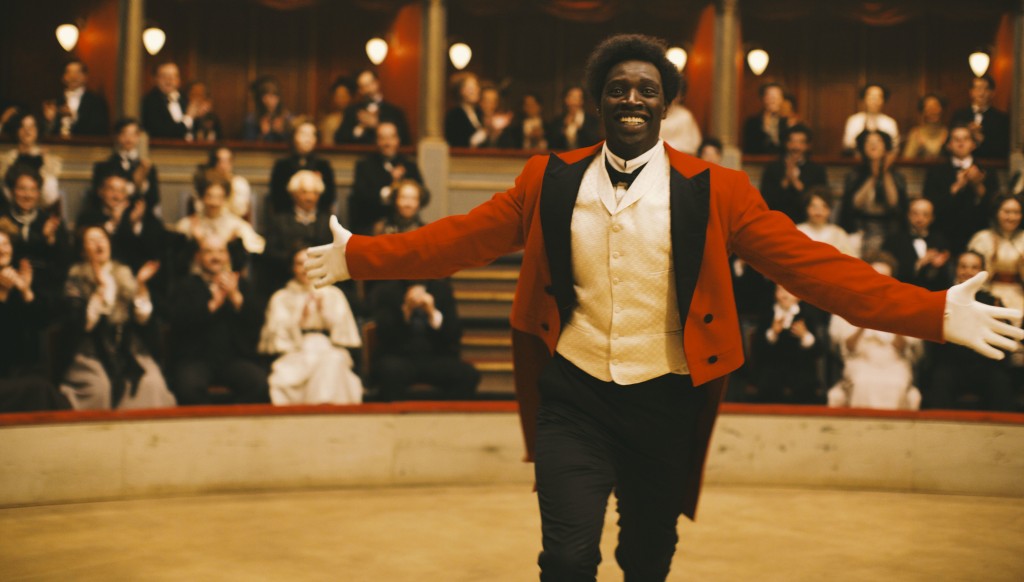 O francês Omar Sy volta às telas de cinema do Brasil com "Chocolate"