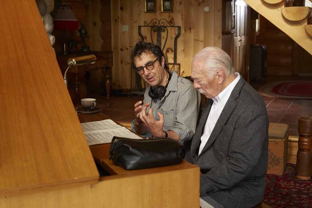 O cineasta Atom Egoyan orienta o ator Christopher Plummer no set de "Memórias Secretas" (Foto: divulgação)
