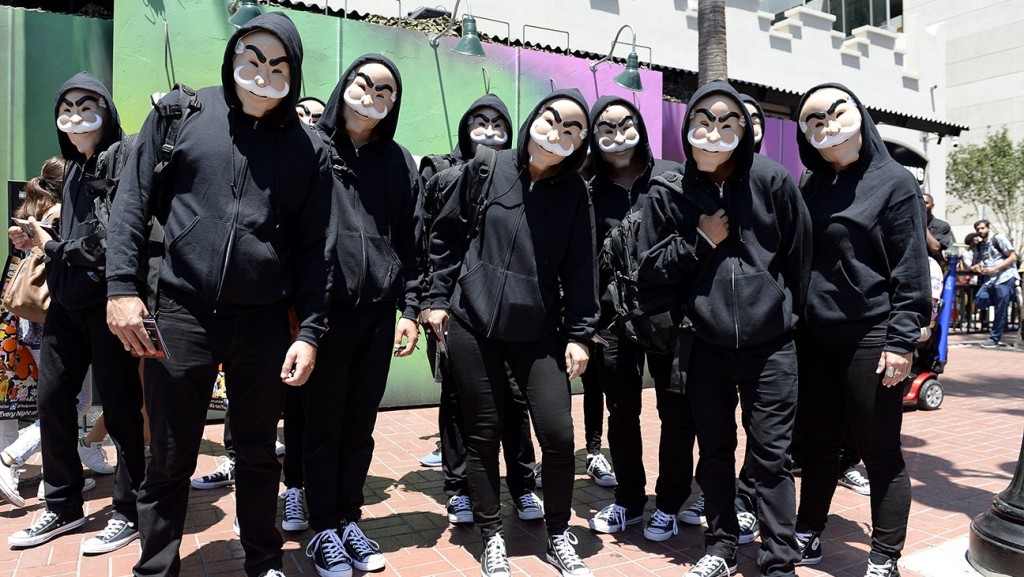 Fãs de "Mr. Robot" usam a máscara característica da associação de hackers Fuck Society (Foto: reprodução/instagram)