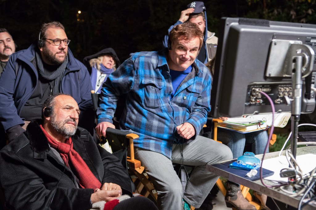 O diretor Shane Blacke o produtor Joel Silver, à esquerda, no set de "Dois Caras Legais" (Foto: divulgação)