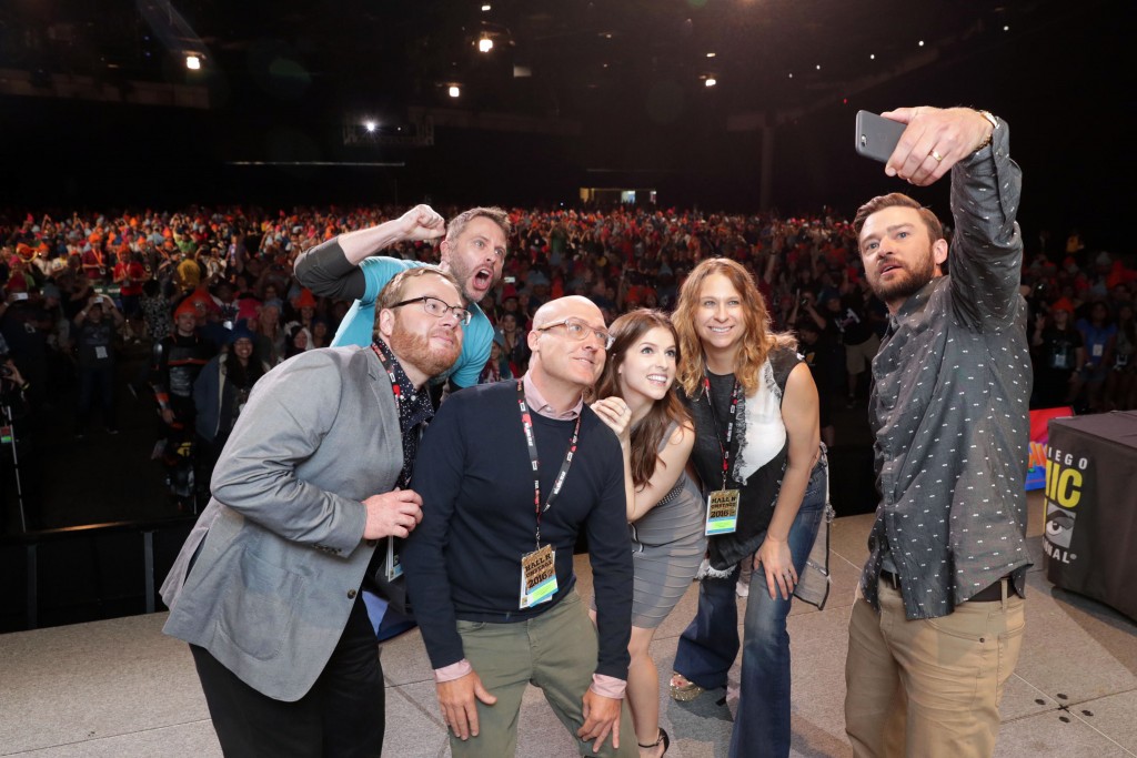 Justin Timberlake, que esteve no evento para promover a animação "Trolls", tira aquela selfie com a equipe do filme (Foto: Fox/divulgação)