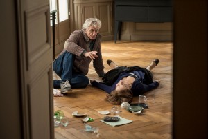 Verhoeven orienta Huppert no set de "Elle"