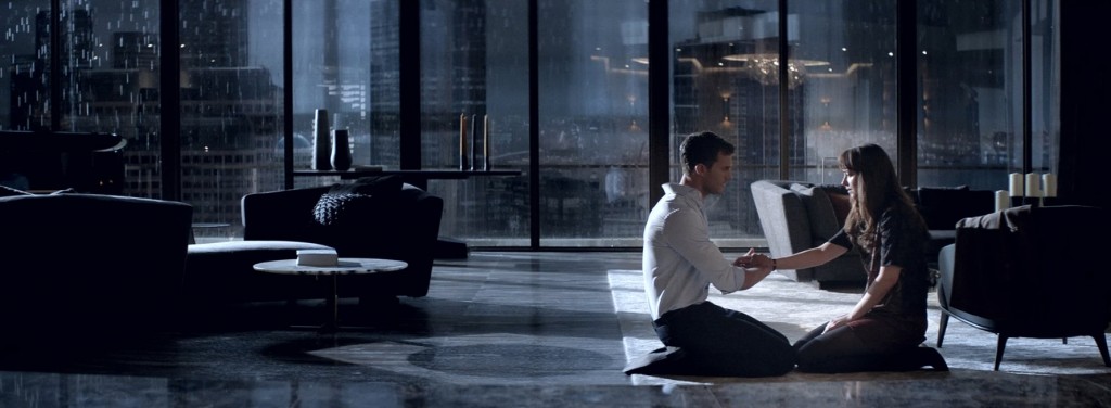 Christian Grey precisa abrir mão do controle para reaver o controle sobre Anastasia e esse paradoxo é o melhor que "50 Tons Mais Escuros" tem a oferecer
