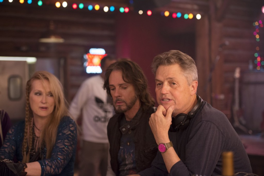 O cineasta Jonathan Demme ao lado de Meryl Streep e Rick Springfield no set de "Ricki and The Flash"