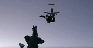 Tom Cruise e câmara man em salto impressionante para captar uma das cenas mais intensas e cheias de adrenalina do novo filme