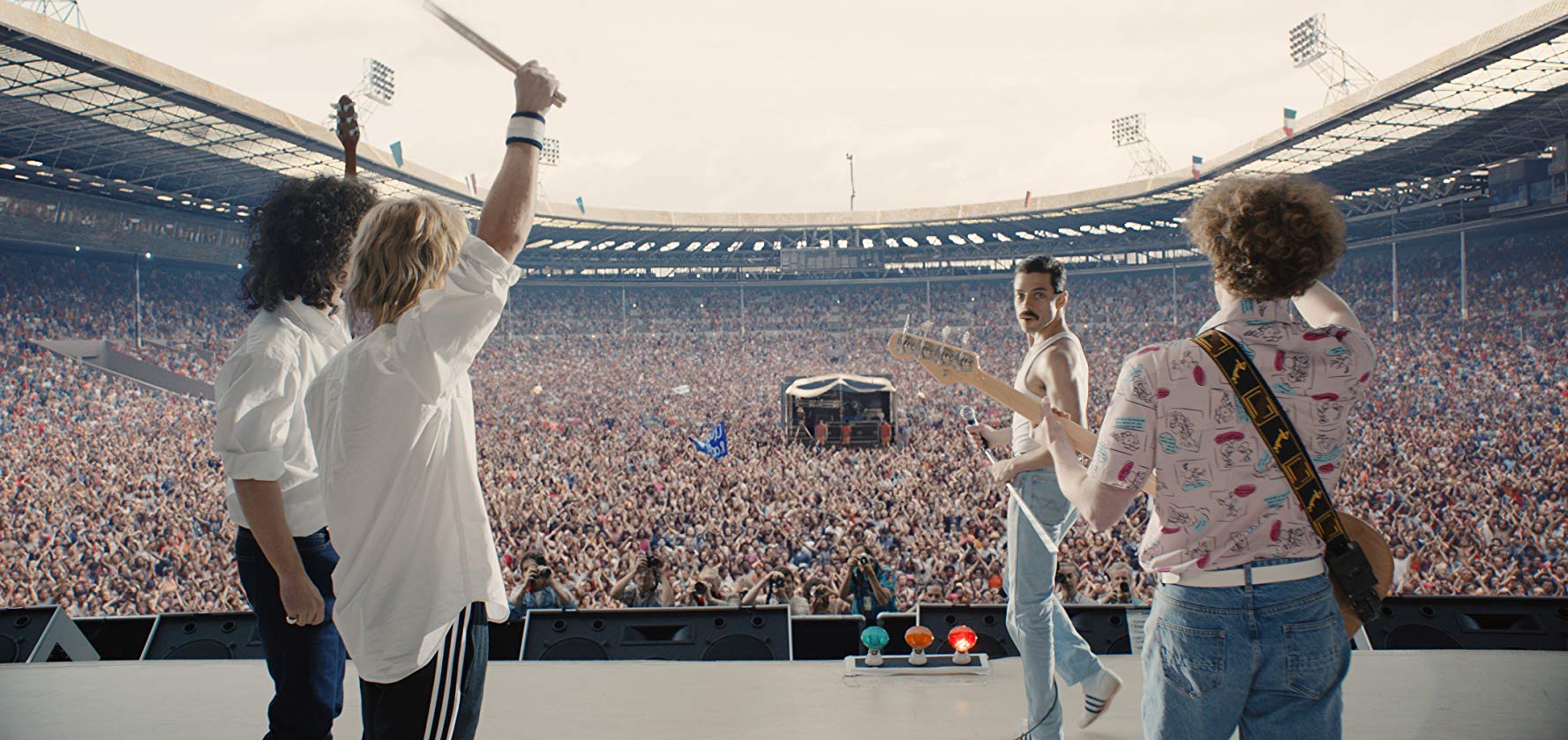 Cena de "Bohemian Rhapsody" que recria o histórico show do Queen no Live Aid em 1985