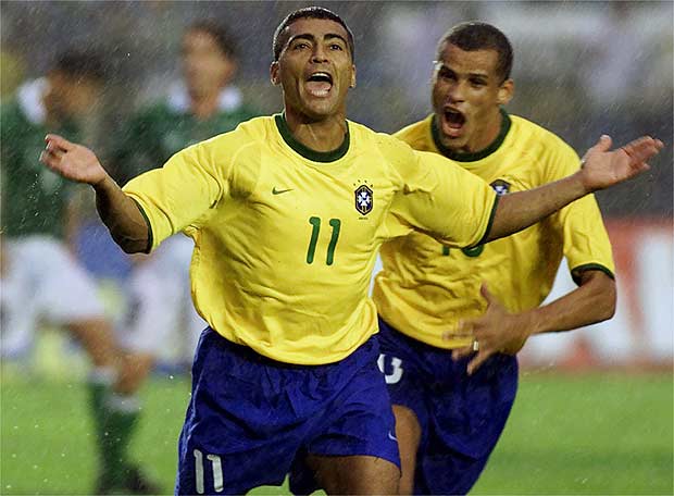 romario_celebra_gol_delante_rivaldo