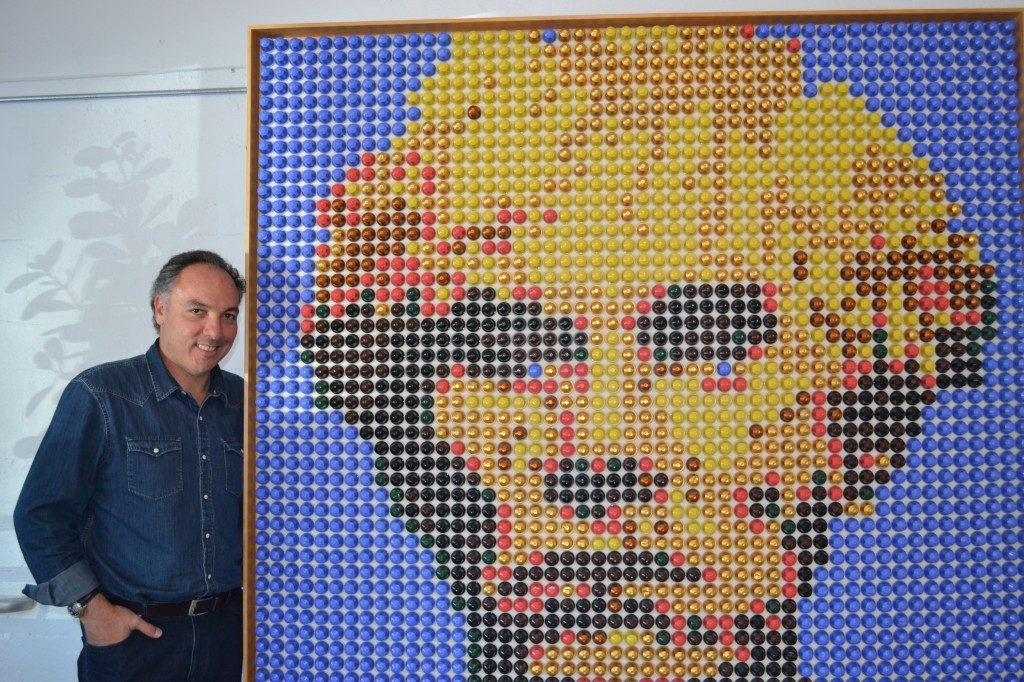 Ricardo Bellino by Carla Guarilha 90 O quadro ao lado de Bellino é outra iniciativa do empreendedor. São 100 obras feitas com capsulas da Nespresso. Este é de Andy Warhol, artista que desenhou a lata de sopa Campbell's, inspiração para Sopa de Pedras, tema de palestras de Ricardo Bellino. Os quadros vendem por US$15 mil cada. Este foi uma doação para a sede da School of Life. Todos podem ser vistos no site http://www.saatchionline.com/Artmakers. Foto de Carla Guarilha.