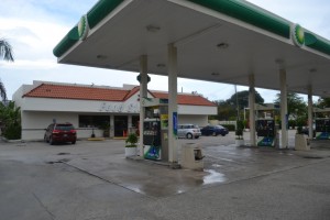 El Carajo by Carla Guarilha 45 A entrada é típica de um posto de gasolina. A surpresa é quando se abre a porta da "lojinha" de conveniência. Foto de Carla Guarilha.
