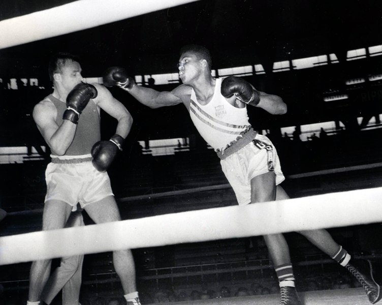Muhhammad Ali, então chamado de Cassius Clay, golpeia o soviético Gennadiy Shatov , na final dos meio pesados das Olimpíadas de Roma