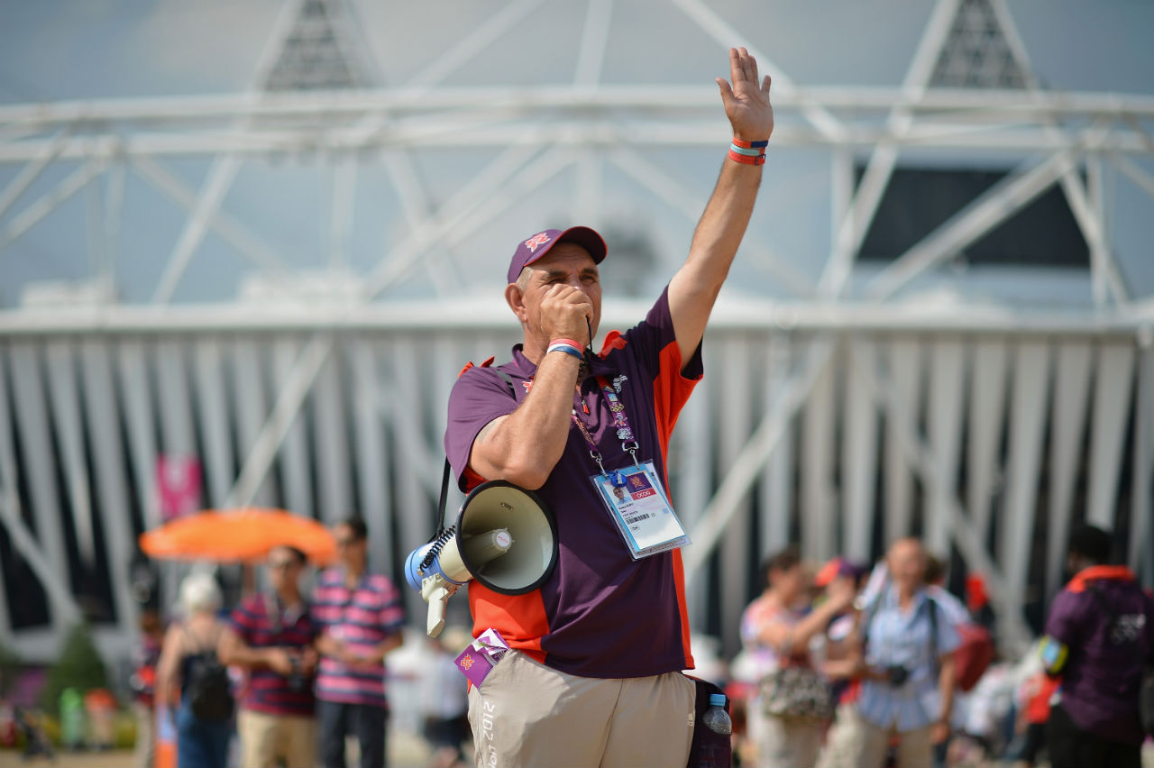 Voluntário orienta a chegada de público no Parque Olímpico de Londres, em 2012: função vital para o sucesso dos Jogos