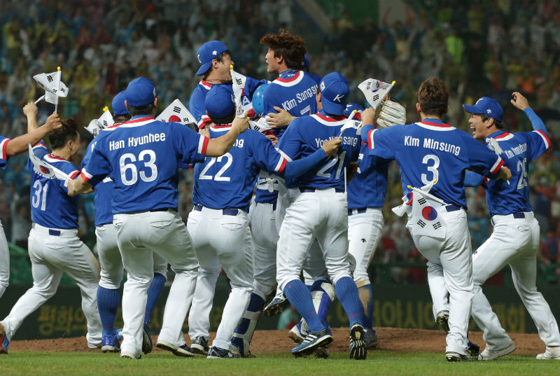 Jogadores da Coreia do Sul comemoram a vitória sobre China Taipei na final dos Jogos Asiáticos: beisebol confia na volta às Olimpíadas