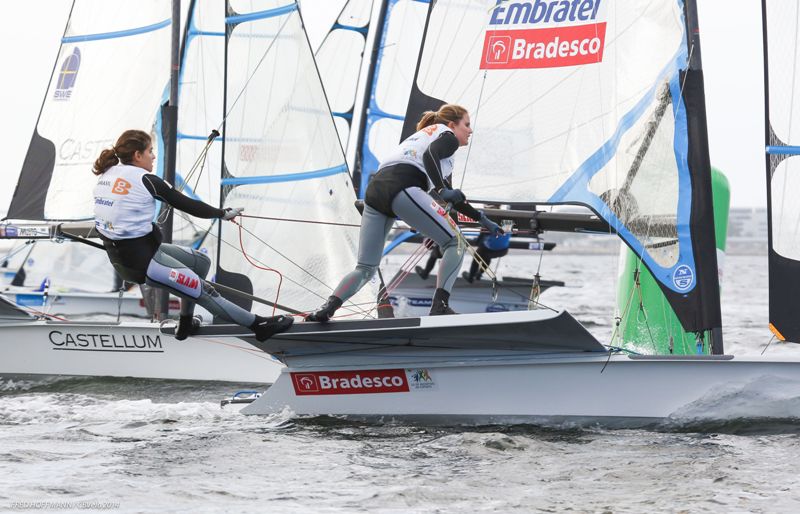 Velejadoras Martine Graelk e Kahena, da classe 49er FX e que integra a equipe brasileira no Mundial de vela de Santander (ESP)