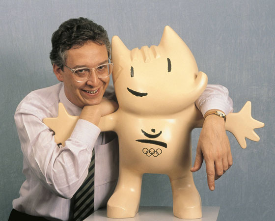 O cão estilizado Cobi e seu criador, o cartunista Javier Mariscal