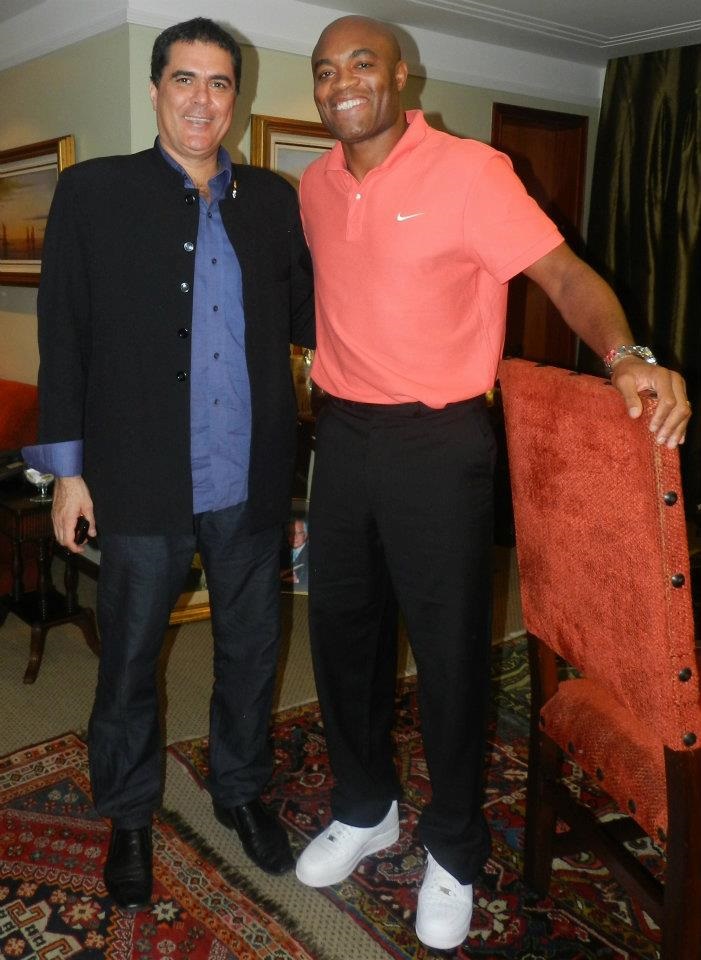 O presidente da CBTKD, Carlos Fernandes e o lutador de UFC Anderson Silva, em encontro recente na entidade