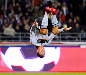 Klose marca e dá cambalhota