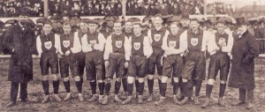 Equipe da Alemanha no primeiro jogo contra a Suíça, em 1908 (clique para ampliar) Equipe da Alemanha no primeiro jogo contra a Suíça, em 1908