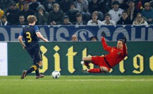 Wiese tentou, mas não conseguiu evitar o gol do australiano Carney