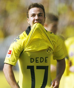 Mario Götze homenageia Dede