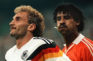 Rijkaard cospe em Völler - Copa de 90