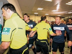 Jogadores do Hertha pressionam o árbitro
