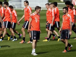Schweinsteiger é o único atleta de meias brancas no treino do Bayern de Munique