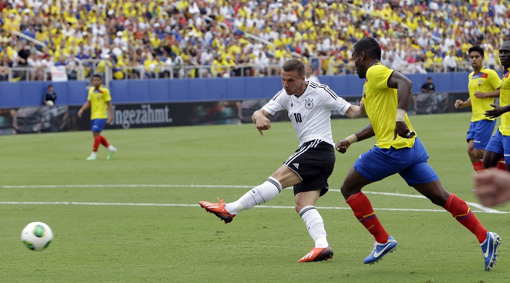 Podolski marca contra o Equador