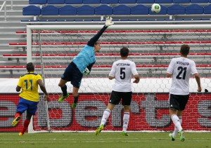 Adler faz uma de suas defesas