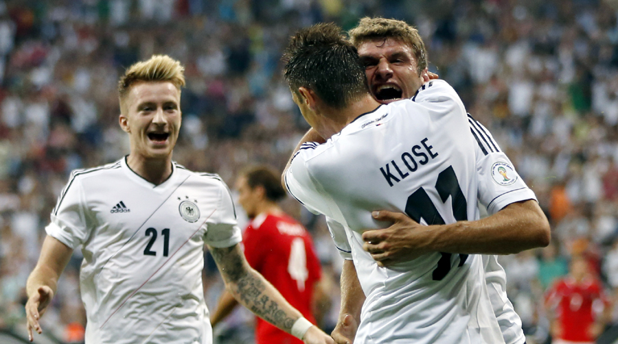 Reus e Müller comemoram o gol com Klose
