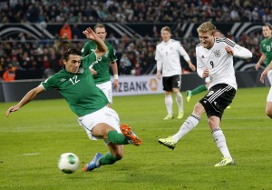 Schürrle chuta para ampliar para Alemanha