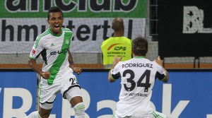 Luiz Gustavo marcou na vitória do Wolfsburg