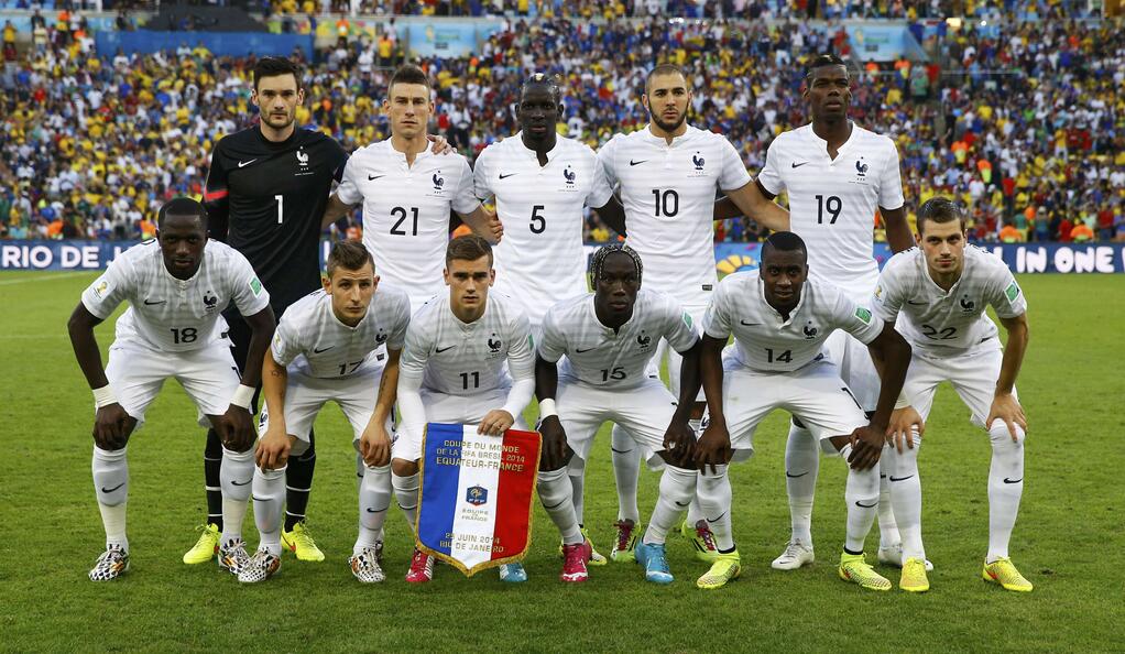Terceira combinação de uniforme diferente da França: hoje toda de branco, contra Suíça de branco-azul-branco, e contra Honduras de azul-azul e vermelho, de cima para baixo (Le Monde)