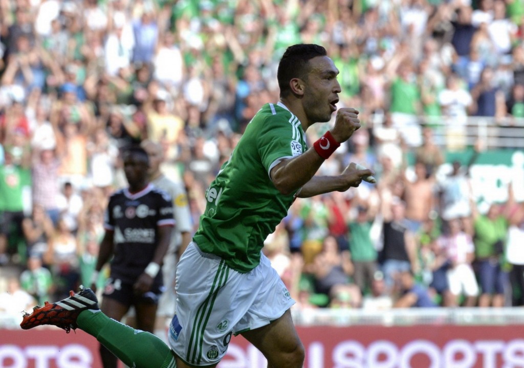 O centroavante franco-turco (veja a munhequeira) Mevlut Erding marcou 3 vezes nas 2 partidas do Saint-Etienne e lidera a lista de artilheiros da Ligue 1, que apresenta boa média de gols por jogo até aqui, 2,75