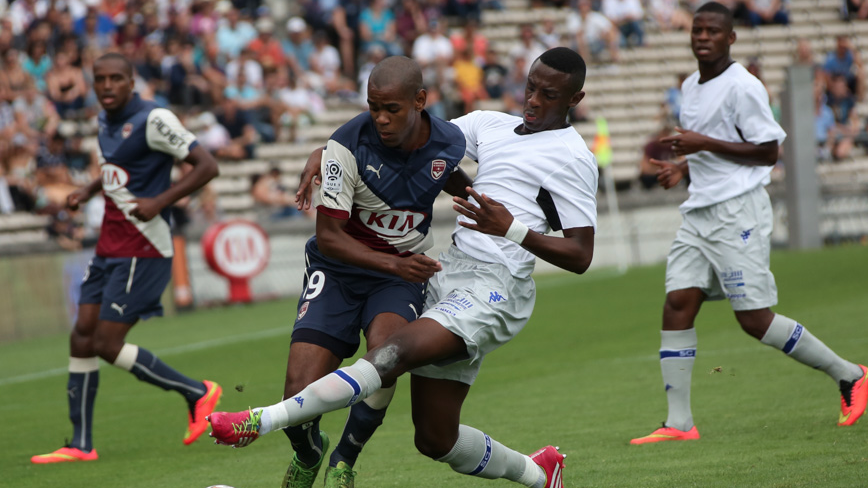 O Bastia pretendia usar o terceiro uniforme novo, um verde camuflado, contra o Bordeaux. Mas o juiz não permitiu e, como não havia levado um jogo reserva, usou um todo branco emprestado pelo adversário... (Foto: Trivela)