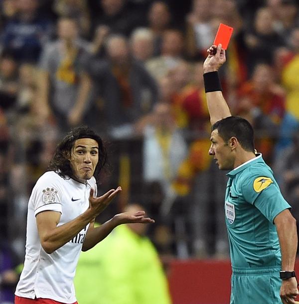 Cavani e praticamente todo mundo que acompanhava Lens x PSG ficou sem entender sua expulsão (Imagem postada pelo blogueiro Vinicius Ramos no Twitter)