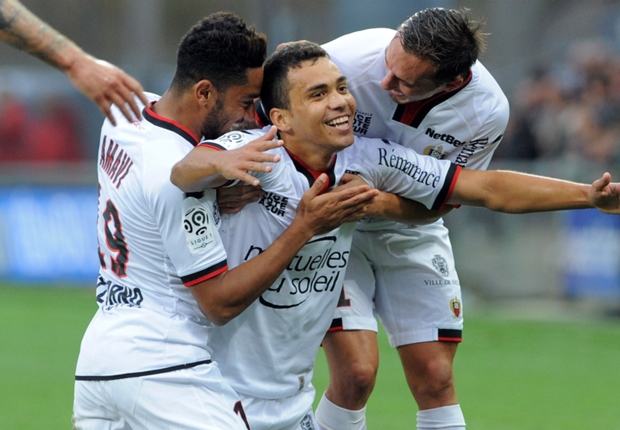 O goleador da rodada, Carlos Eduardo, foi bastante festejado pelos colegas do Nice na goleada sobre o Guingamp