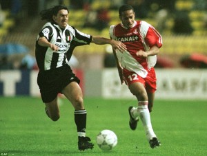 O moleque Henry tenta superar marcação da Juve em 1998: prevaleceu o time italiano, que tinha Zidane e Del Piero em ótimas fases