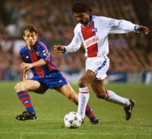 Valdo com a bola contra o Barça em 1995: o meia brasileiro era outro destaque aquele PSG